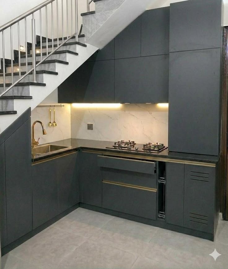 7 Inspirasi Desain Dapur Bawah Tangga yang Stylish dan Hemat Ruang